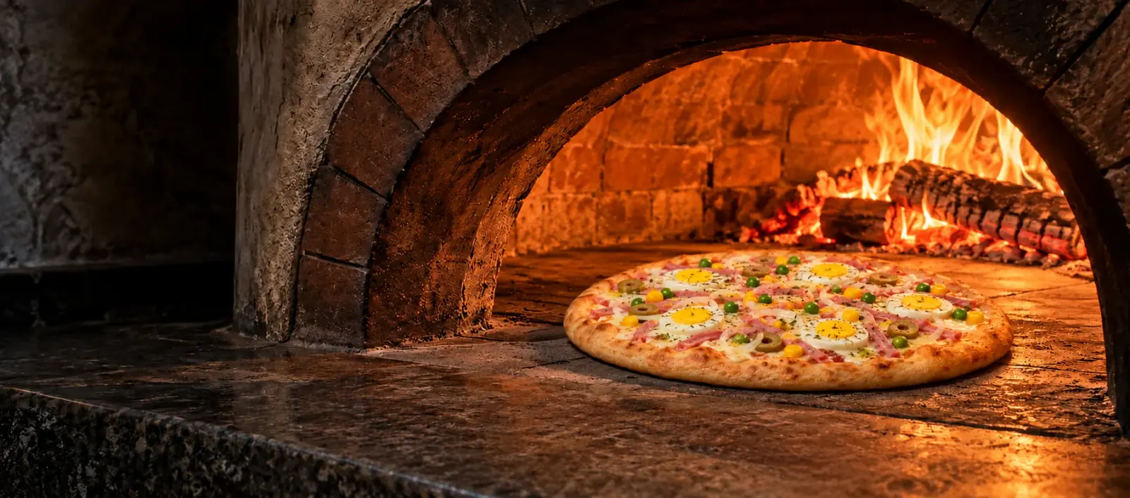 Pizza portuguesa colorida assando no forno aceso
